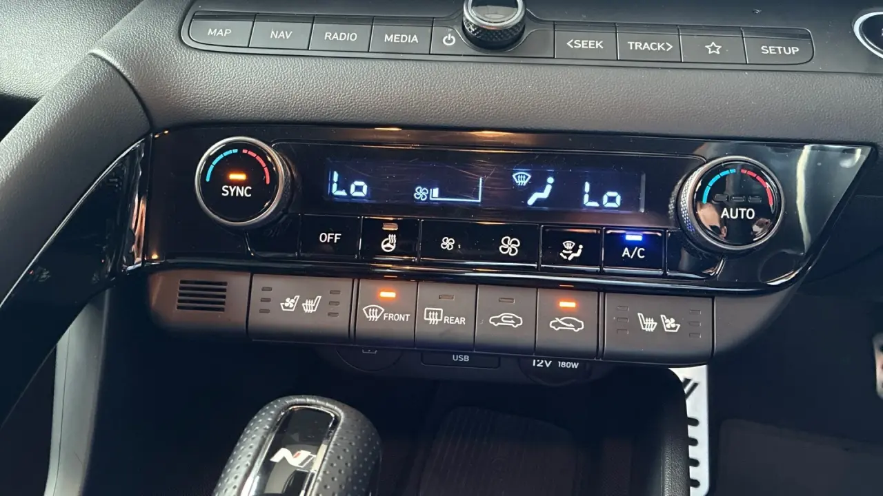 2024 HYUNDAI i30 Gallery Image 16