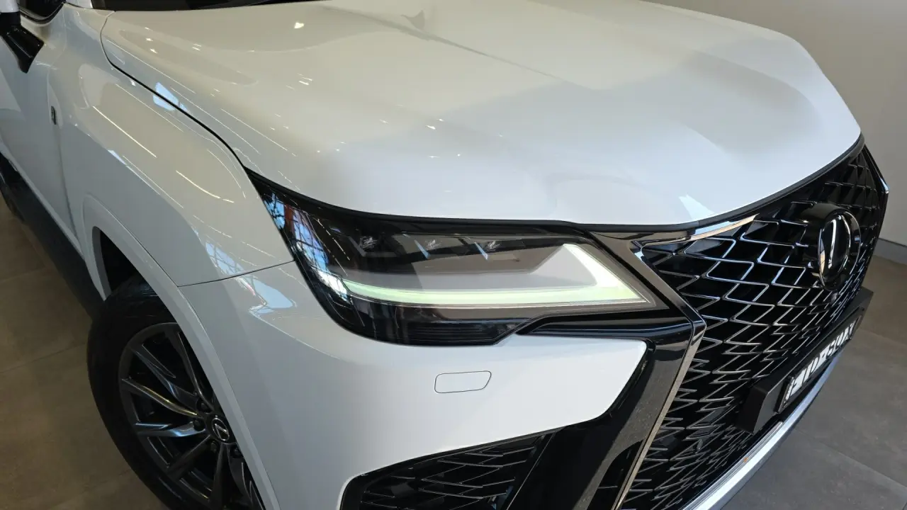 2022 Lexus LX500d Gallery Image 3