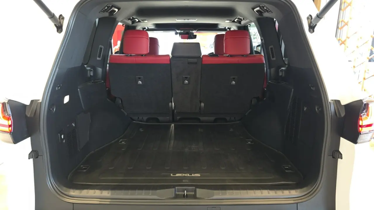2022 Lexus LX500d Gallery Image 6