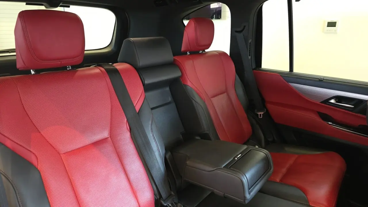 2022 Lexus LX500d Gallery Image 7