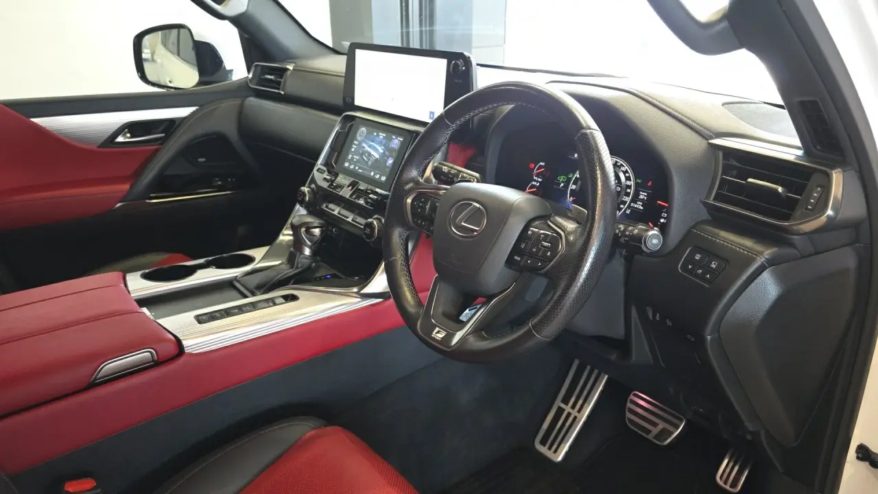 2022 Lexus LX500d Gallery Image 8