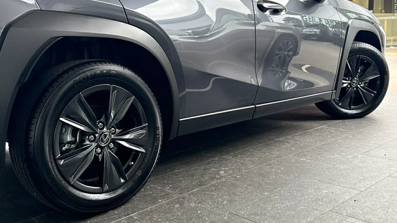 2023 Lexus UX250H Gallery Image 5