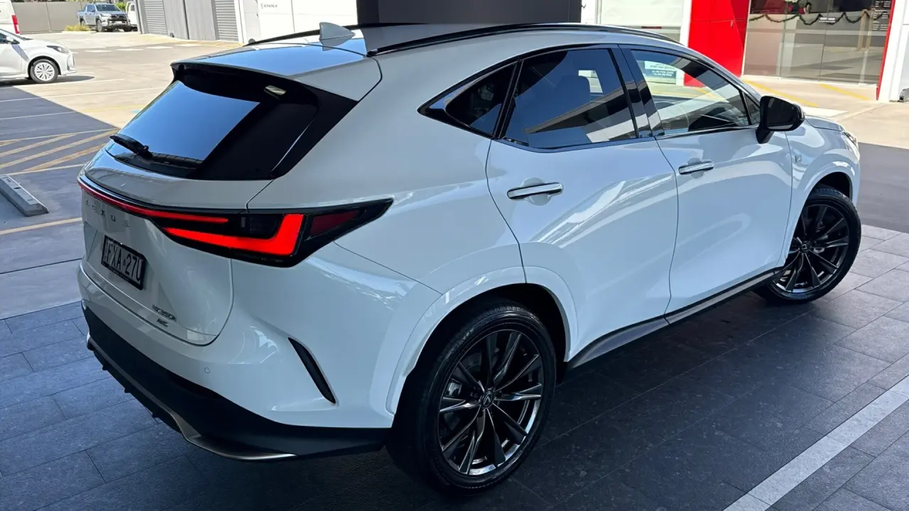 2023 Lexus NX350H Gallery Image 4