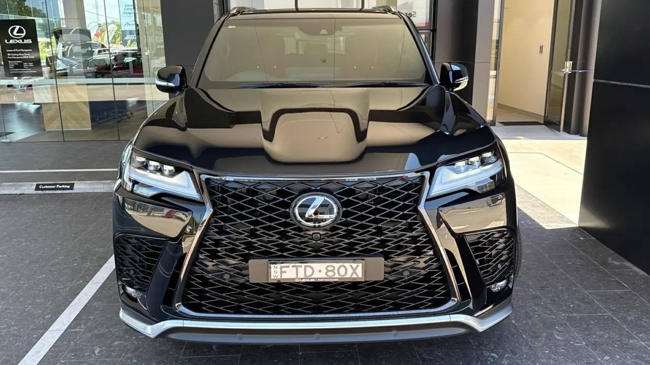 2024 Lexus LX600 Gallery Image 2