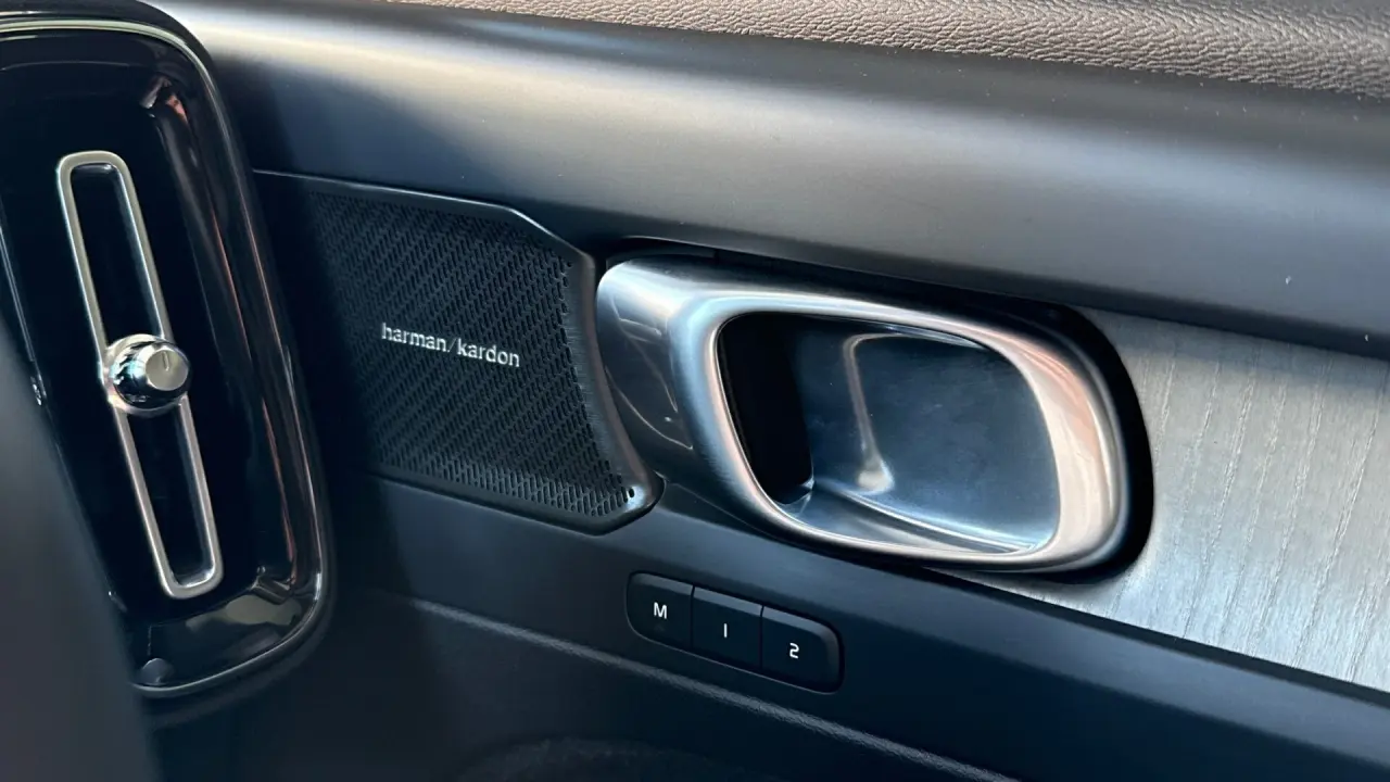 2025 VOLVO XC40 Gallery Image 16