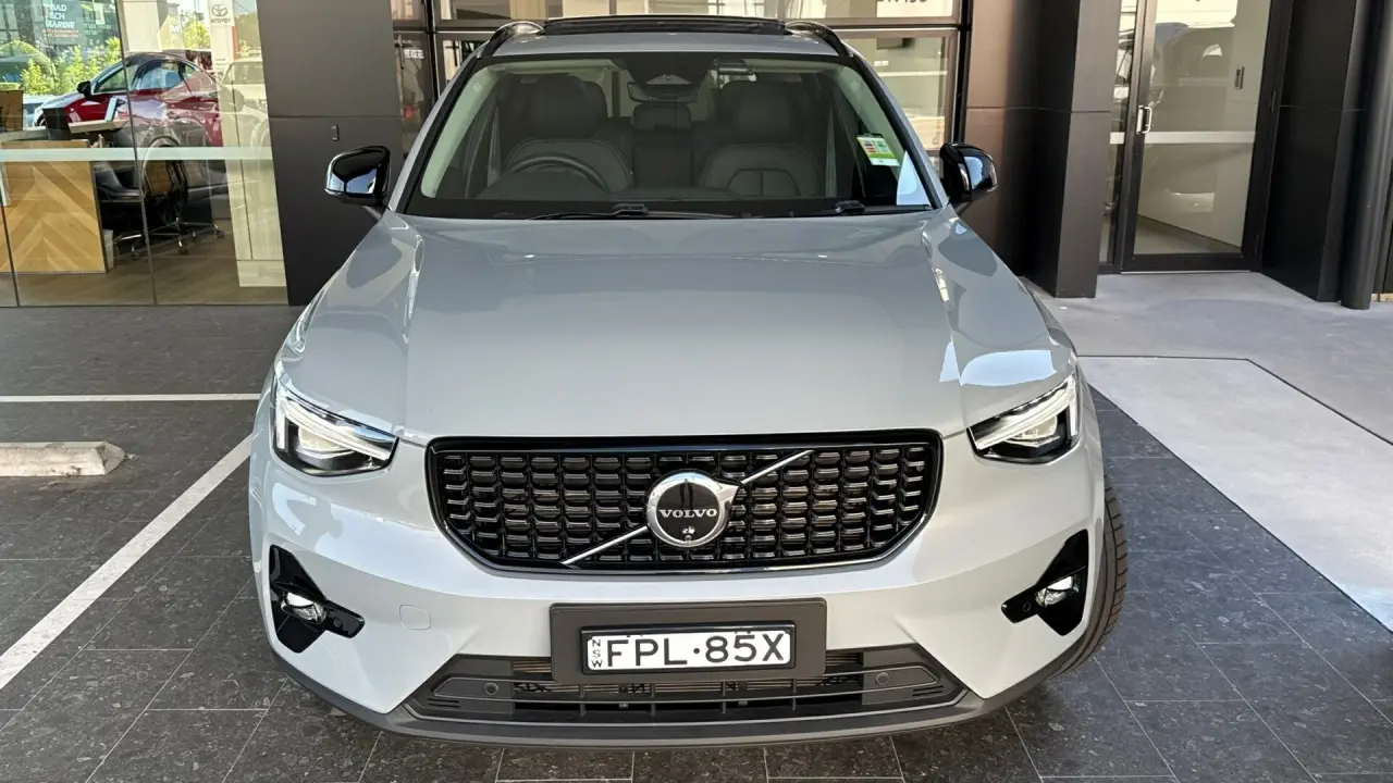 2025 VOLVO XC40 Gallery Image 2