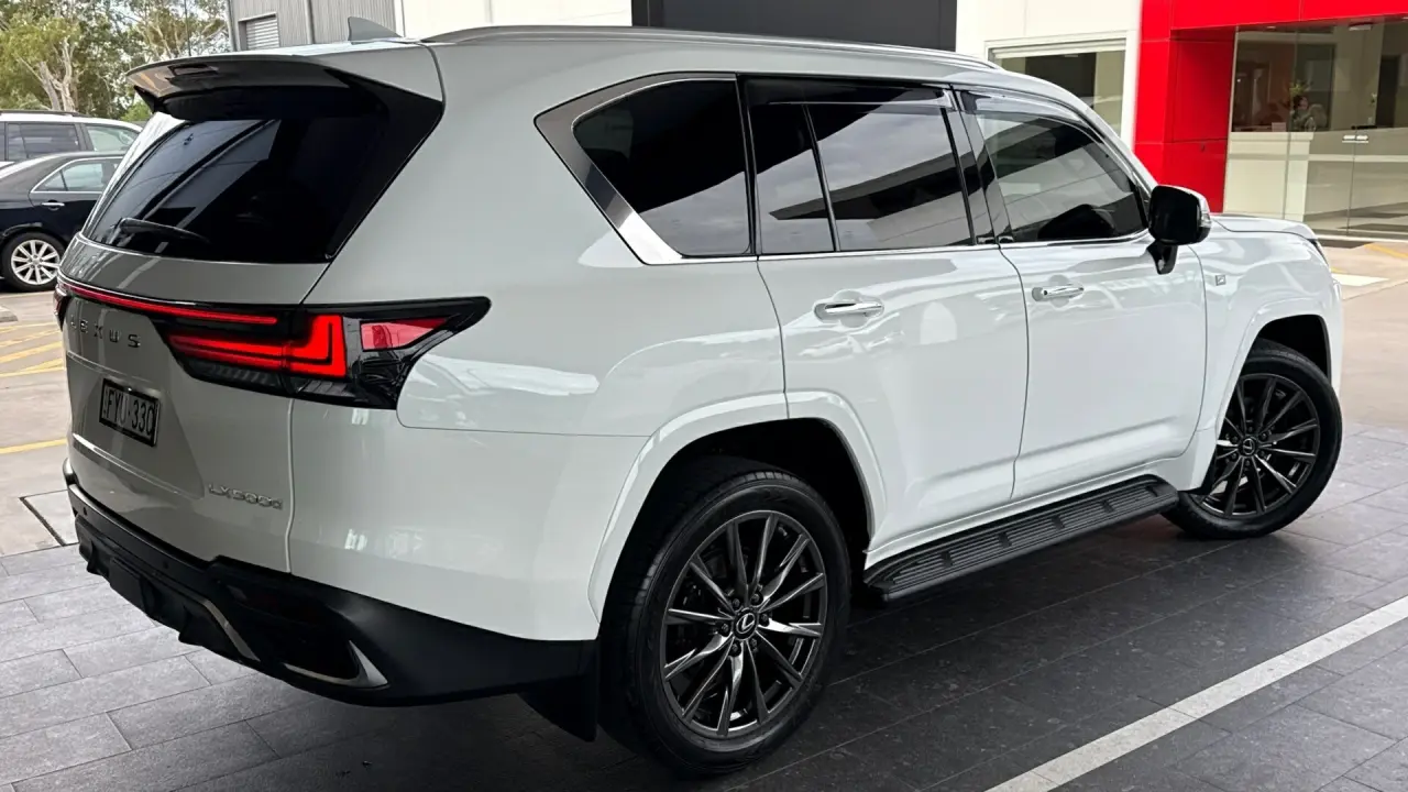 2022 Lexus LX500d Gallery Image 4