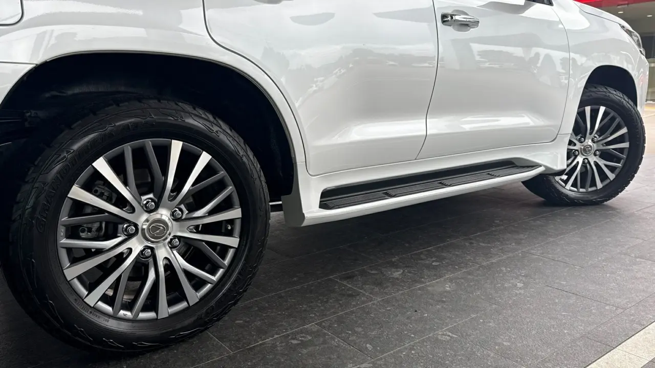 2021 Lexus LX450D Gallery Image 5