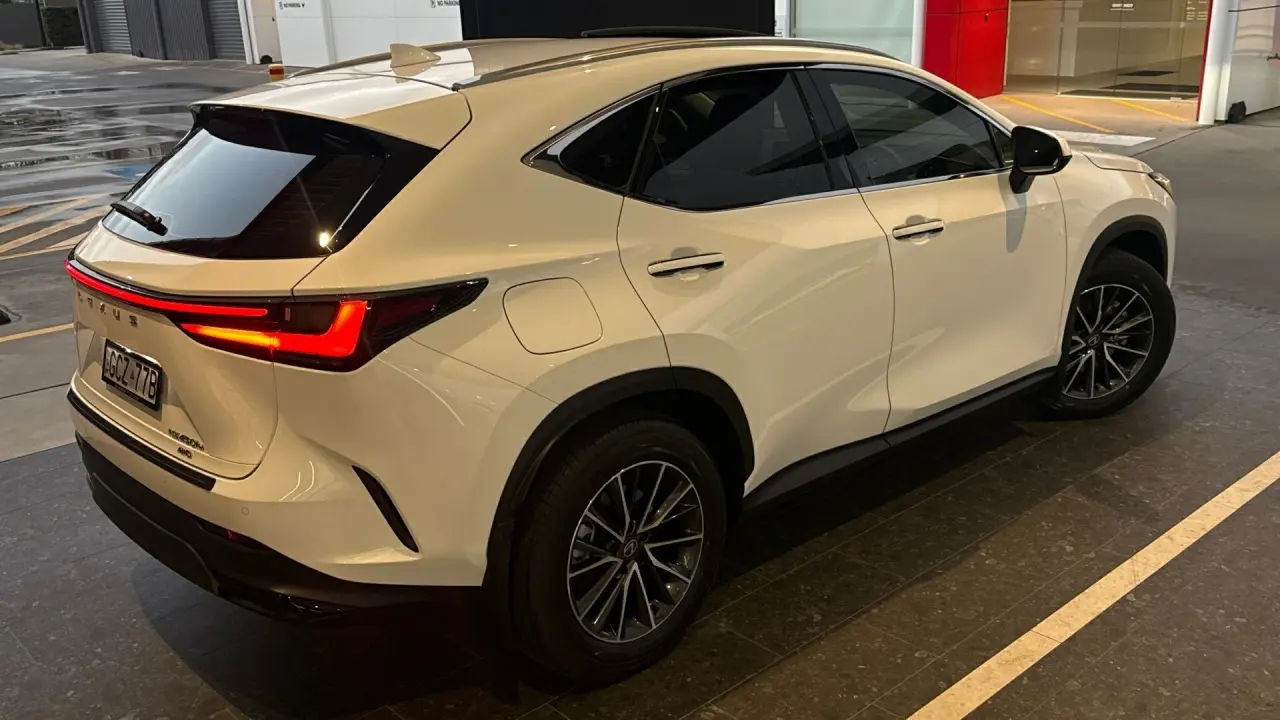 2026 Lexus NX450h+ Gallery Image 4
