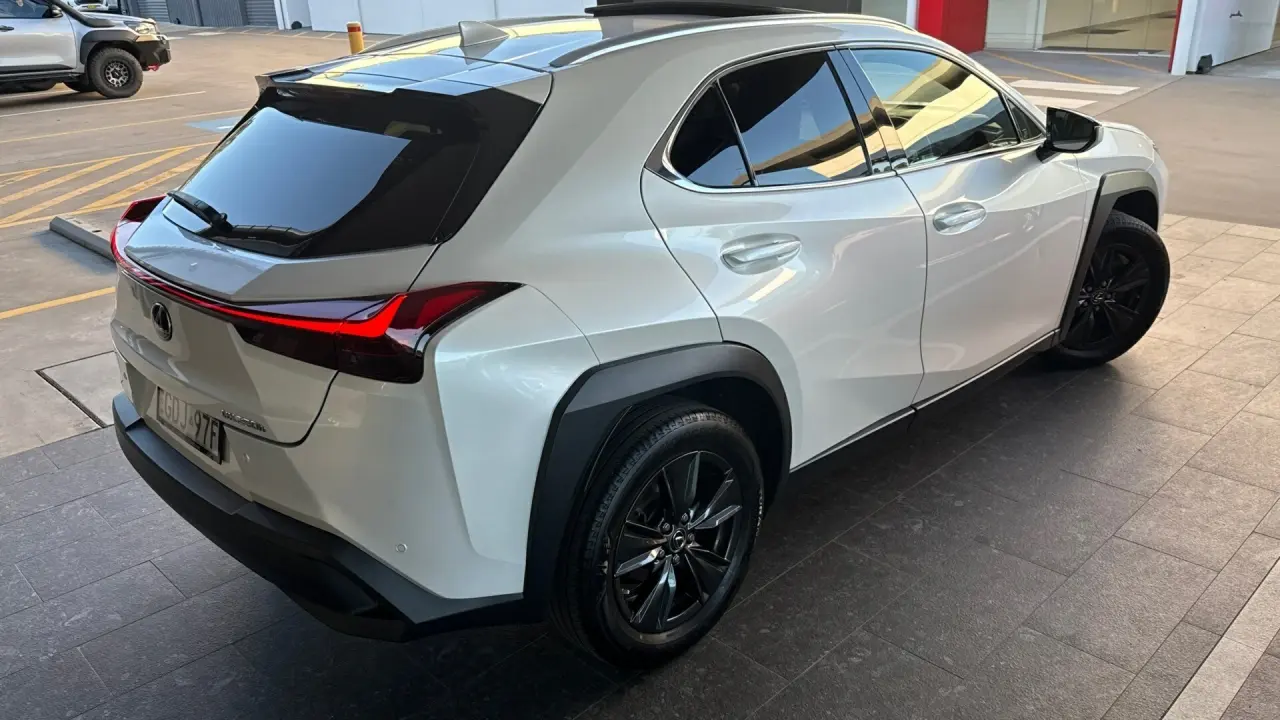 2023 Lexus UX250H Gallery Image 5