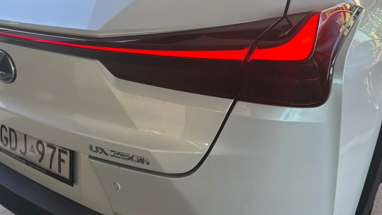 2023 Lexus UX250H Gallery Image 7