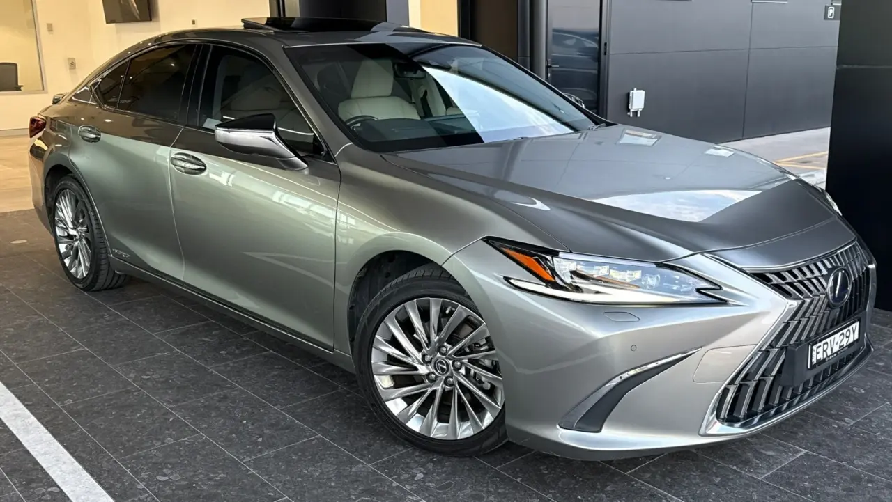 2022 Lexus ES300h Gallery Image 1