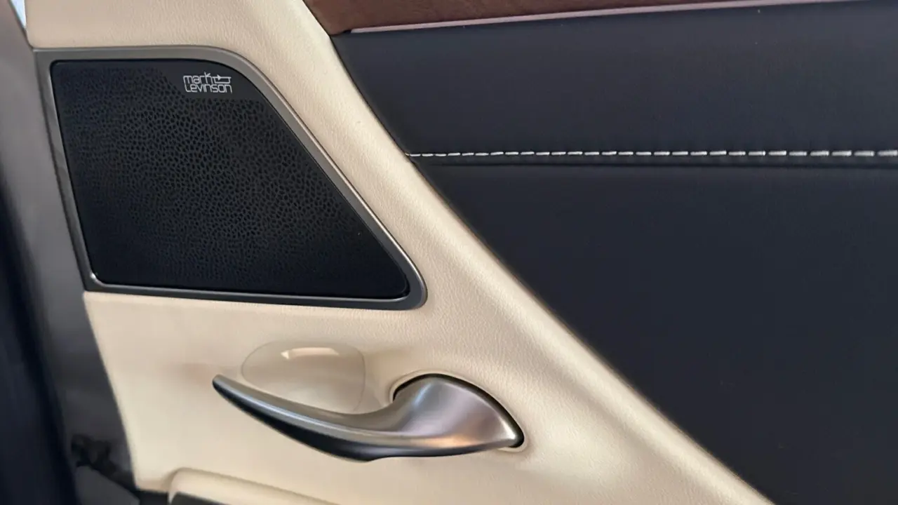2022 Lexus ES300h Gallery Image 10
