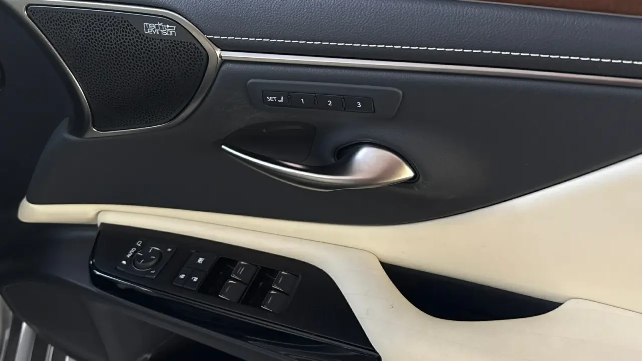 2022 Lexus ES300h Gallery Image 11