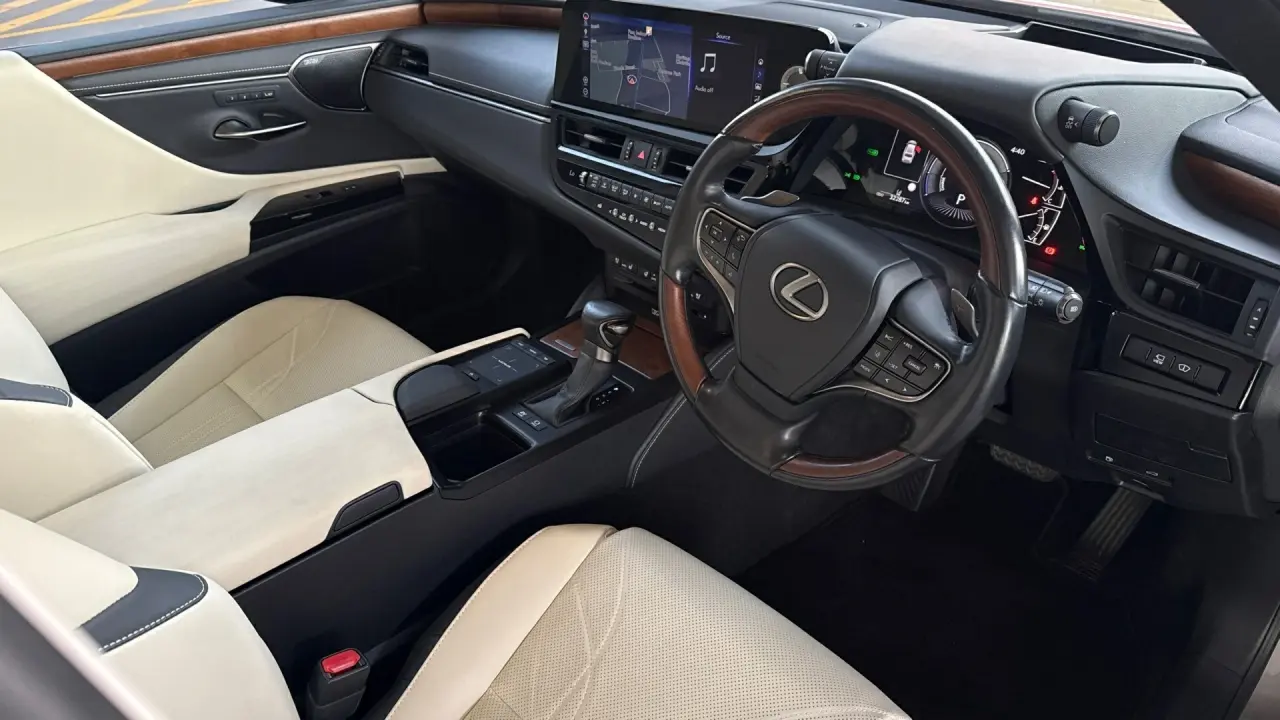 2022 Lexus ES300h Gallery Image 13