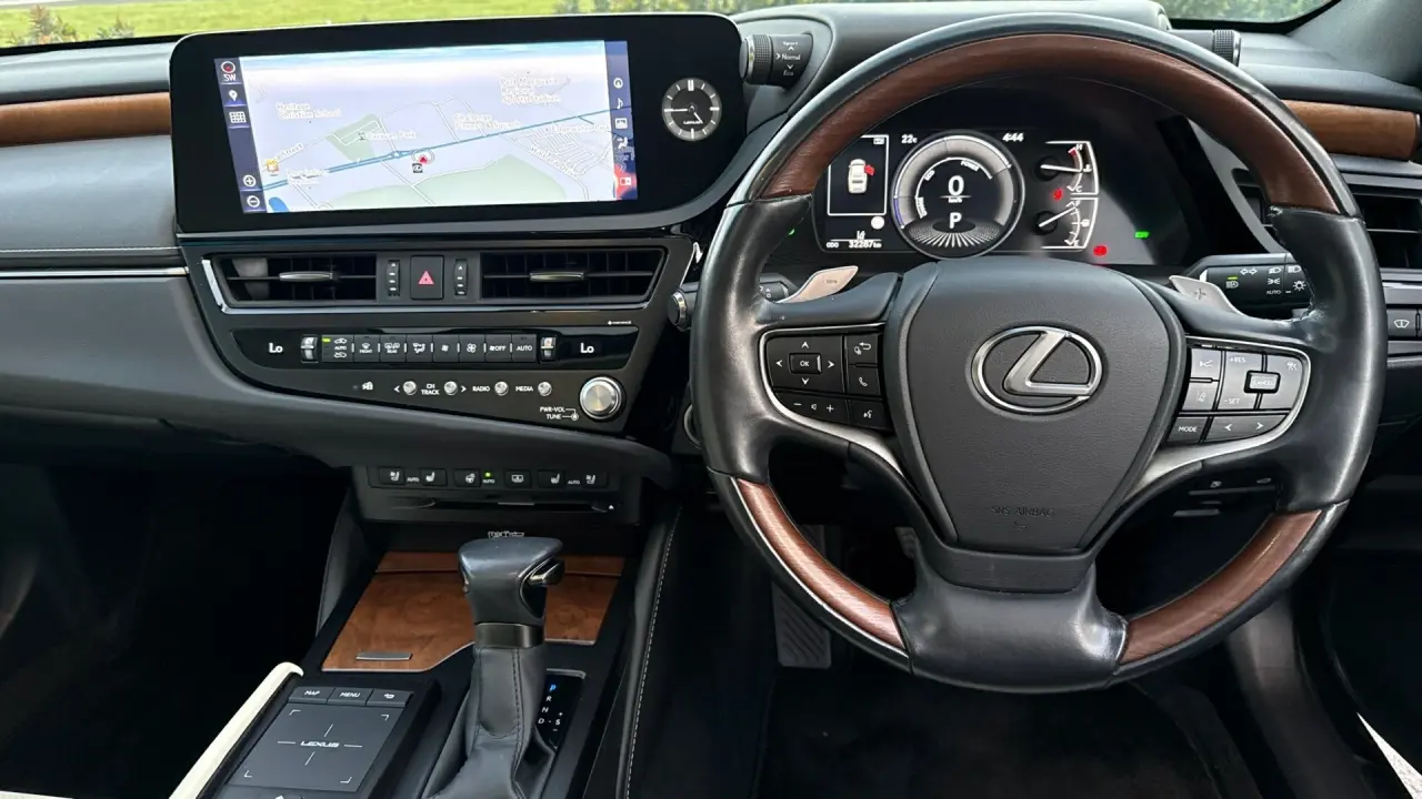 2022 Lexus ES300h Gallery Image 14
