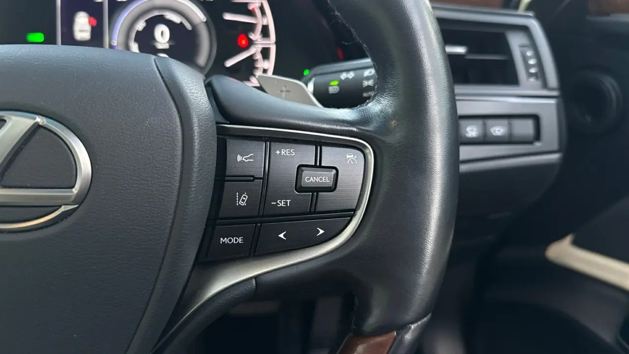 2022 Lexus ES300h Gallery Image 16