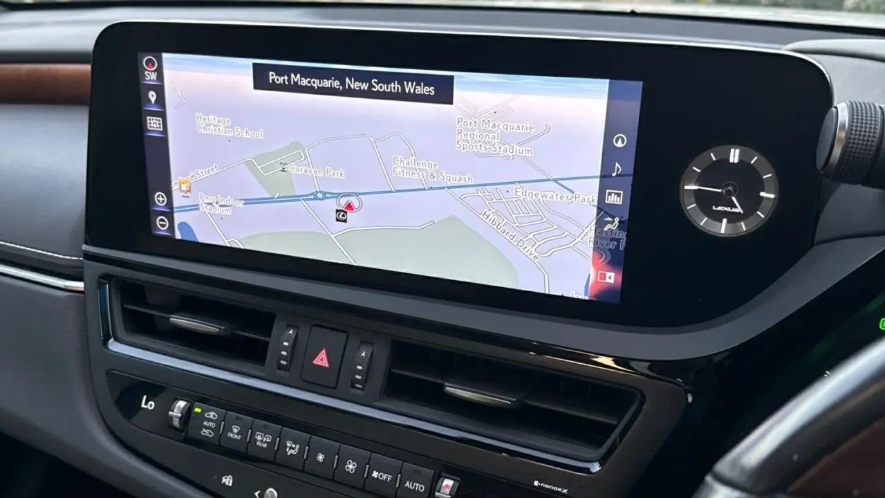 2022 Lexus ES300h Gallery Image 18