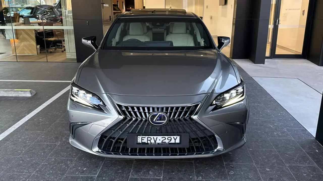 2022 Lexus ES300h Gallery Image 2