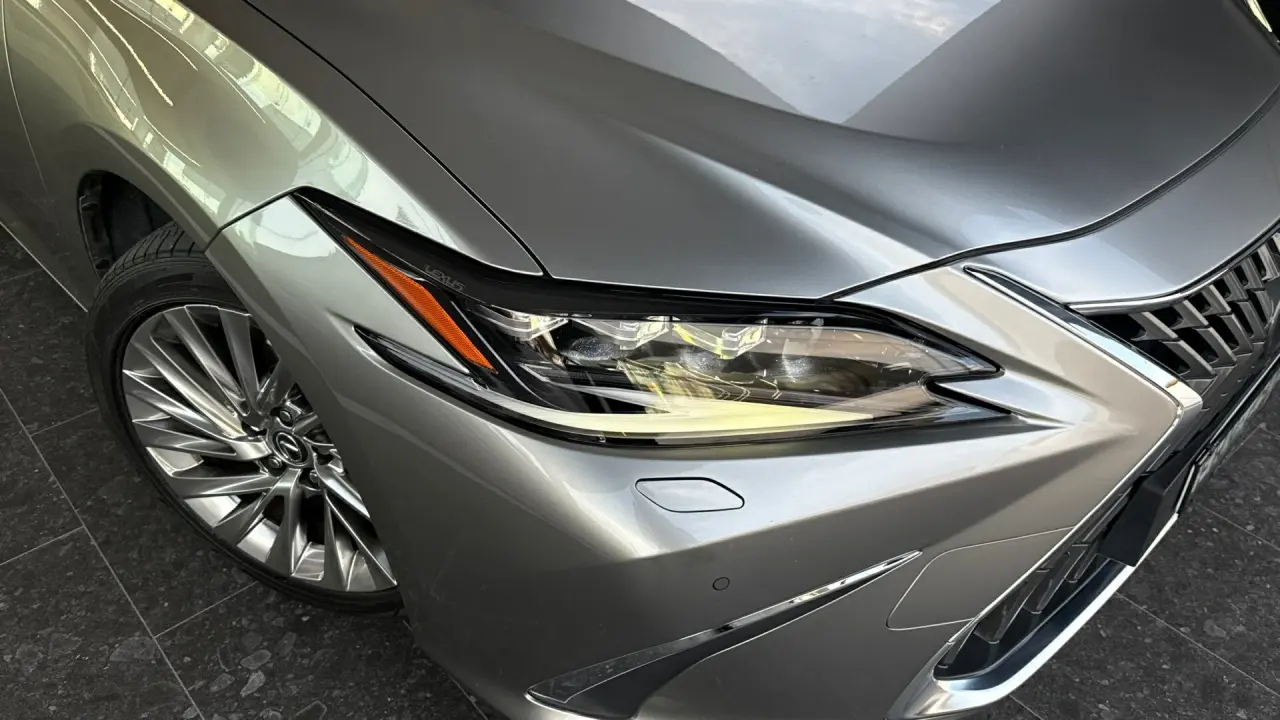 2022 Lexus ES300h Gallery Image 3