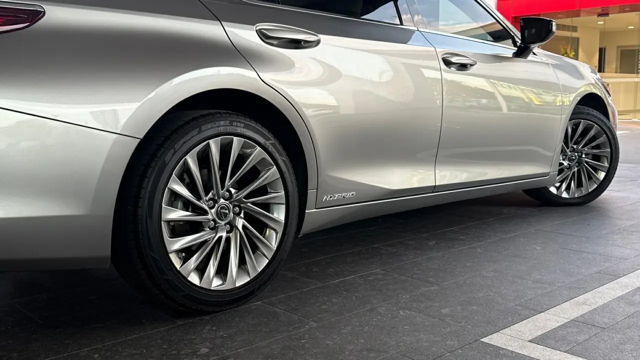 2022 Lexus ES300h Gallery Image 4