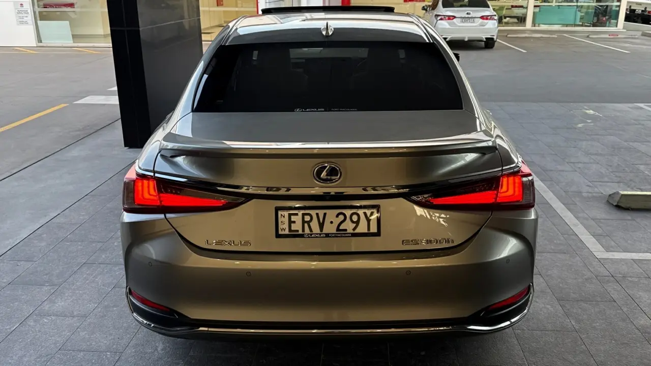2022 Lexus ES300h Gallery Image 5