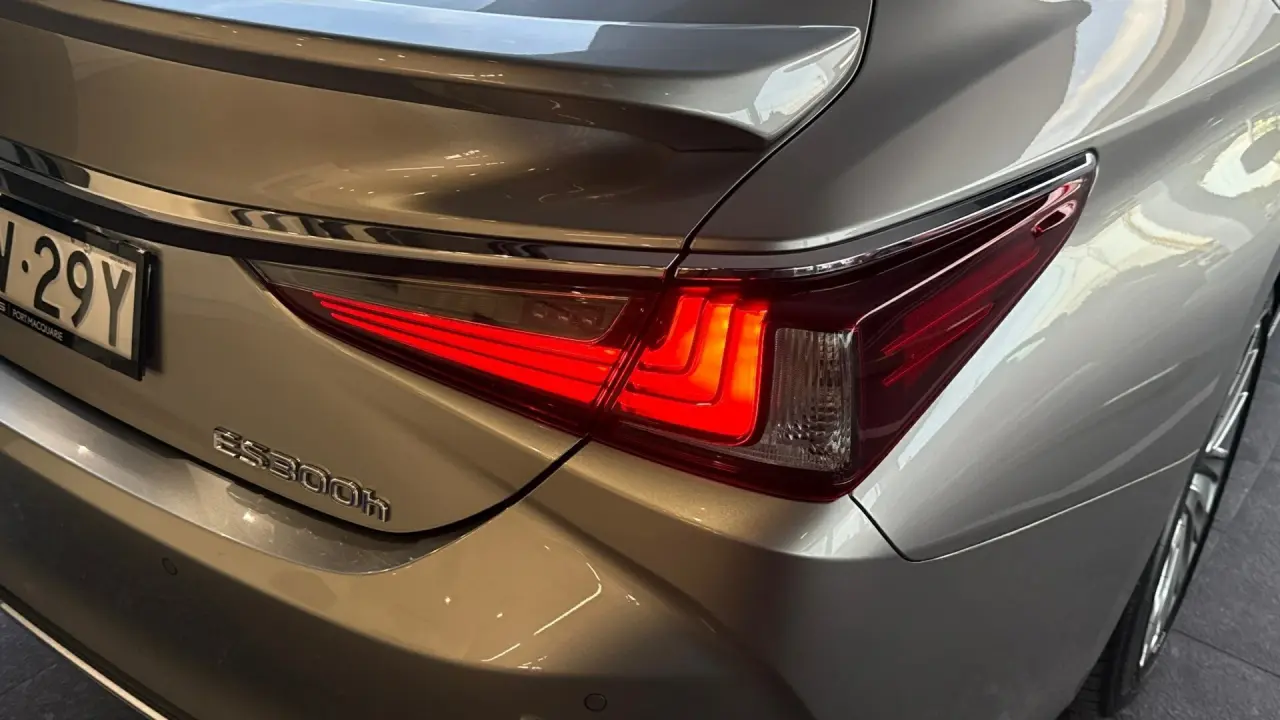 2022 Lexus ES300h Gallery Image 6