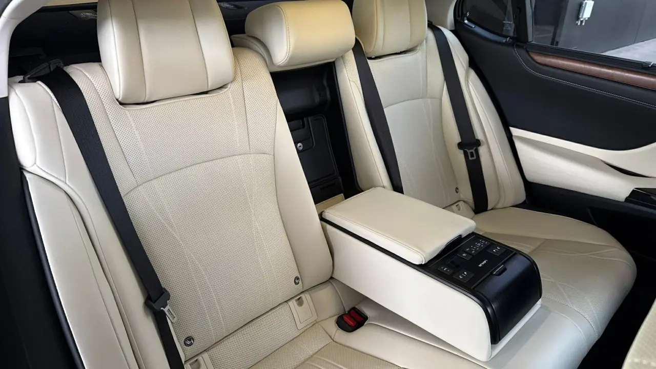 2022 Lexus ES300h Gallery Image 8