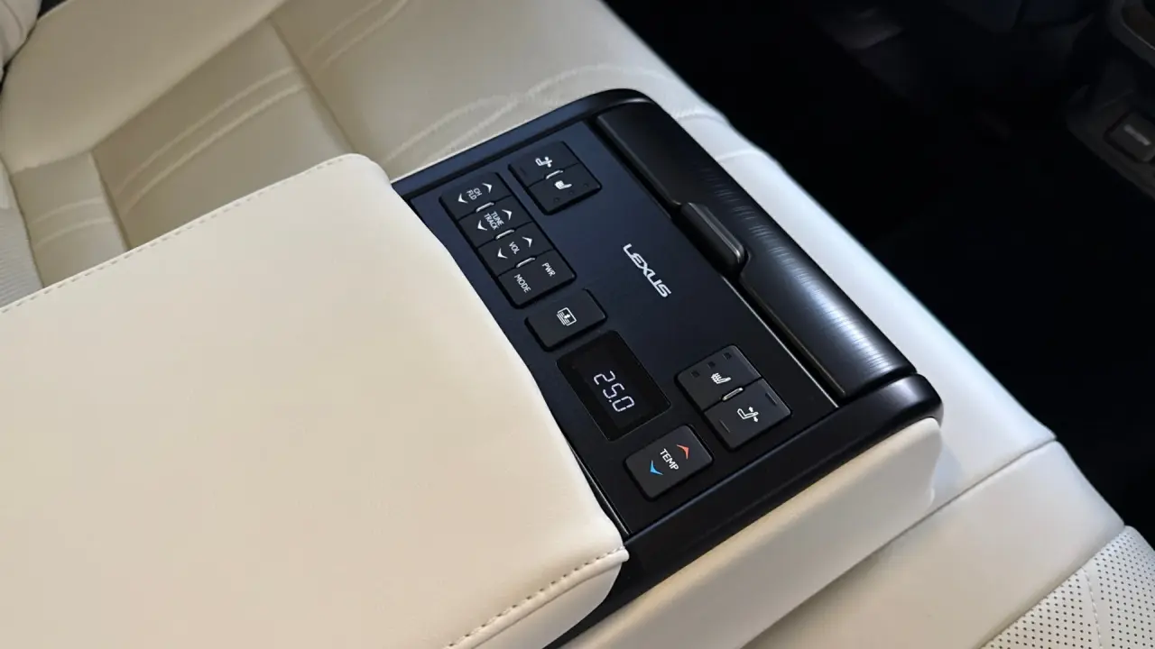 2022 Lexus ES300h Gallery Image 9