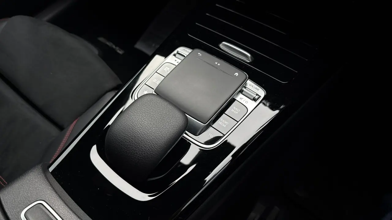 2019 MERCEDES-BENZ A180 Gallery Image 16