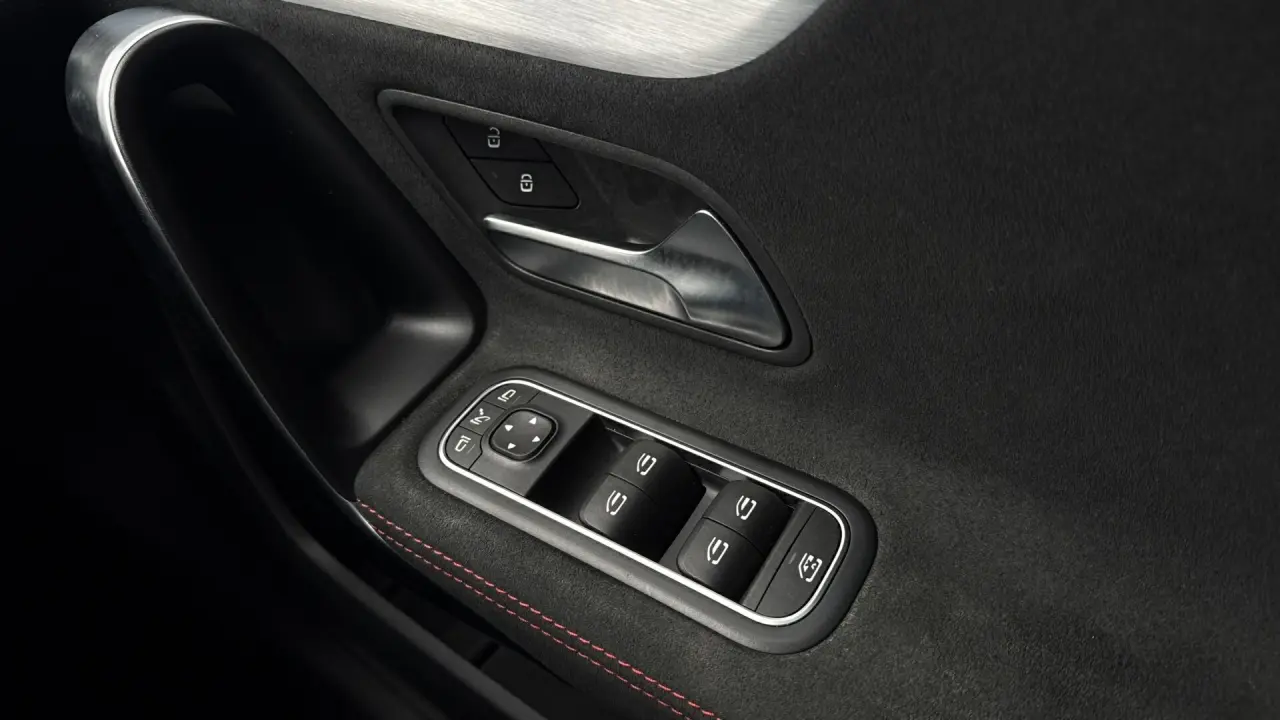 2019 MERCEDES-BENZ A180 Gallery Image 17