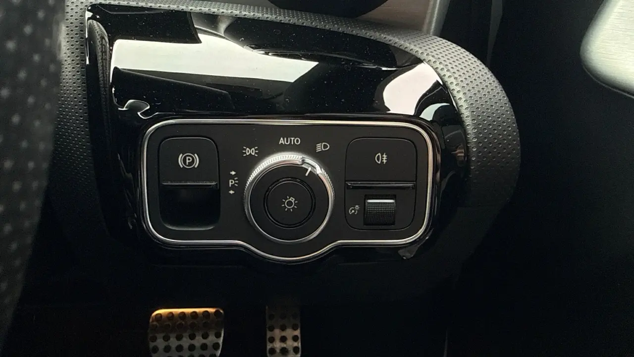 2019 MERCEDES-BENZ A180 Gallery Image 18