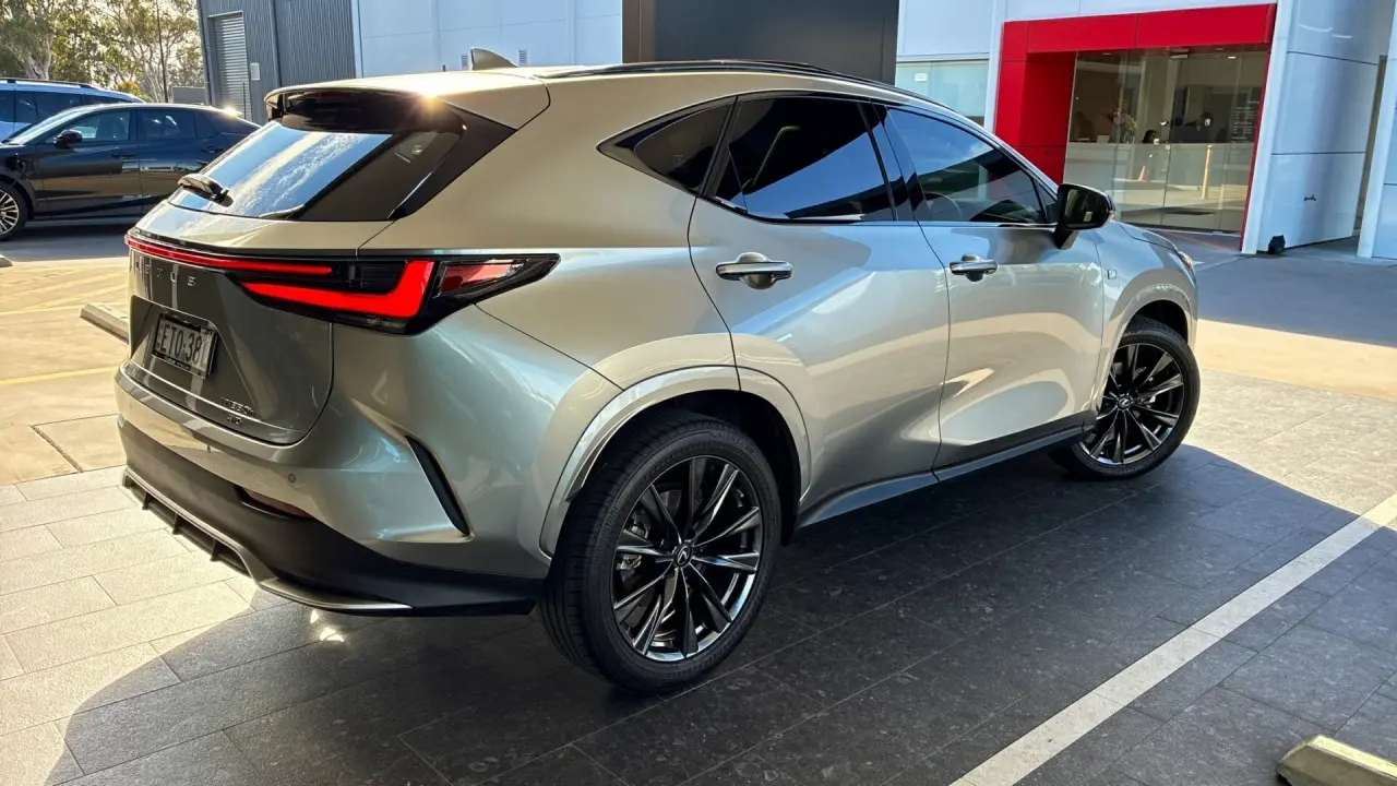 2022 Lexus NX350H Gallery Image 6
