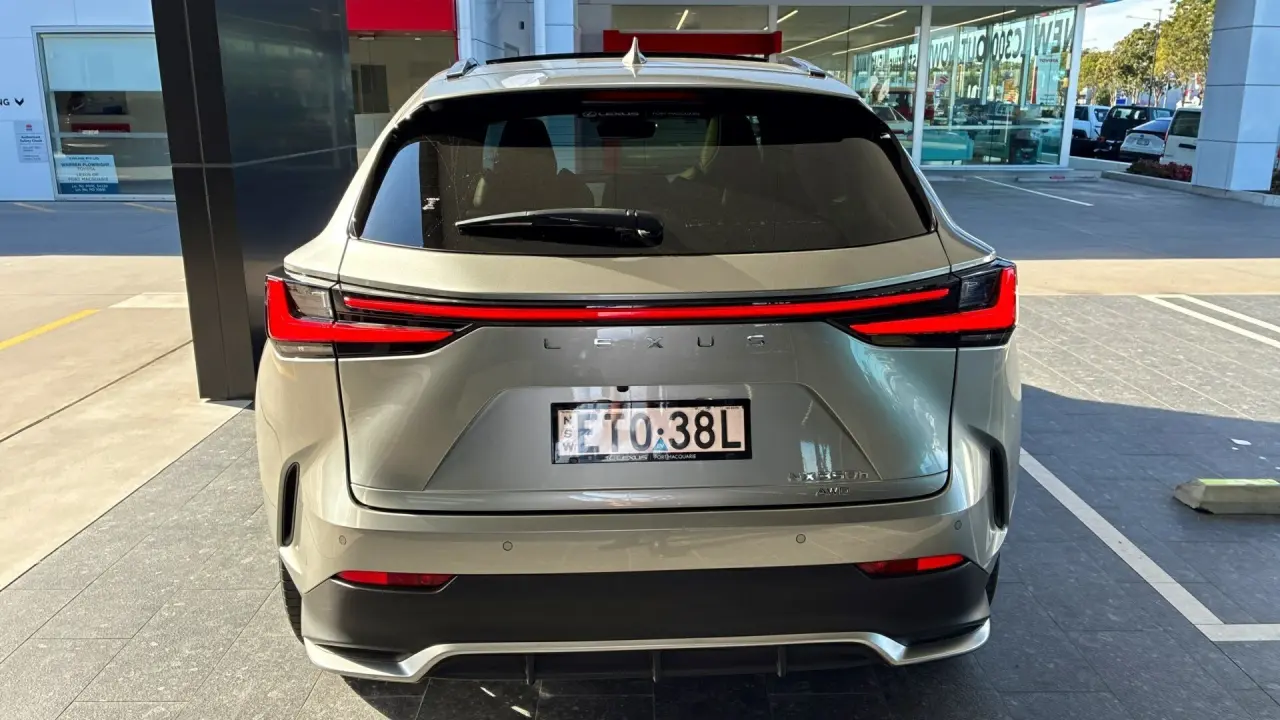 2022 Lexus NX350H Gallery Image 7