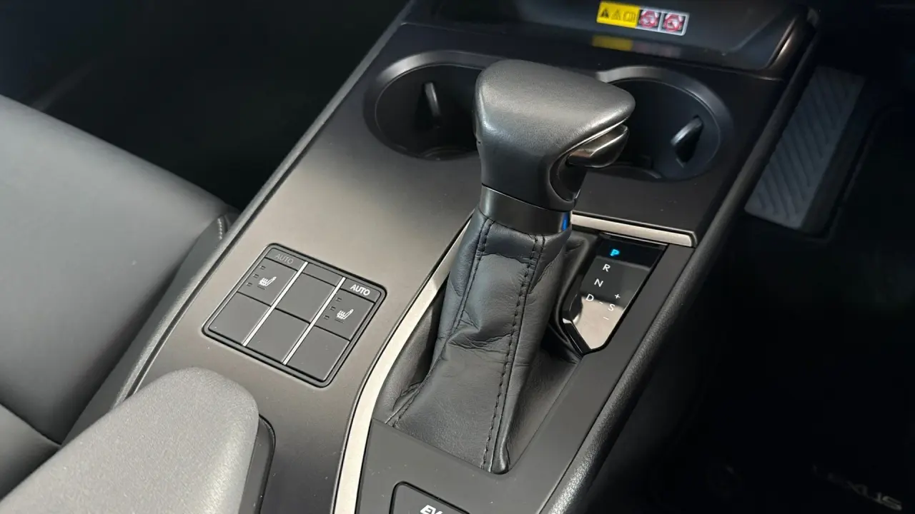 2023 Lexus UX250H Gallery Image 18
