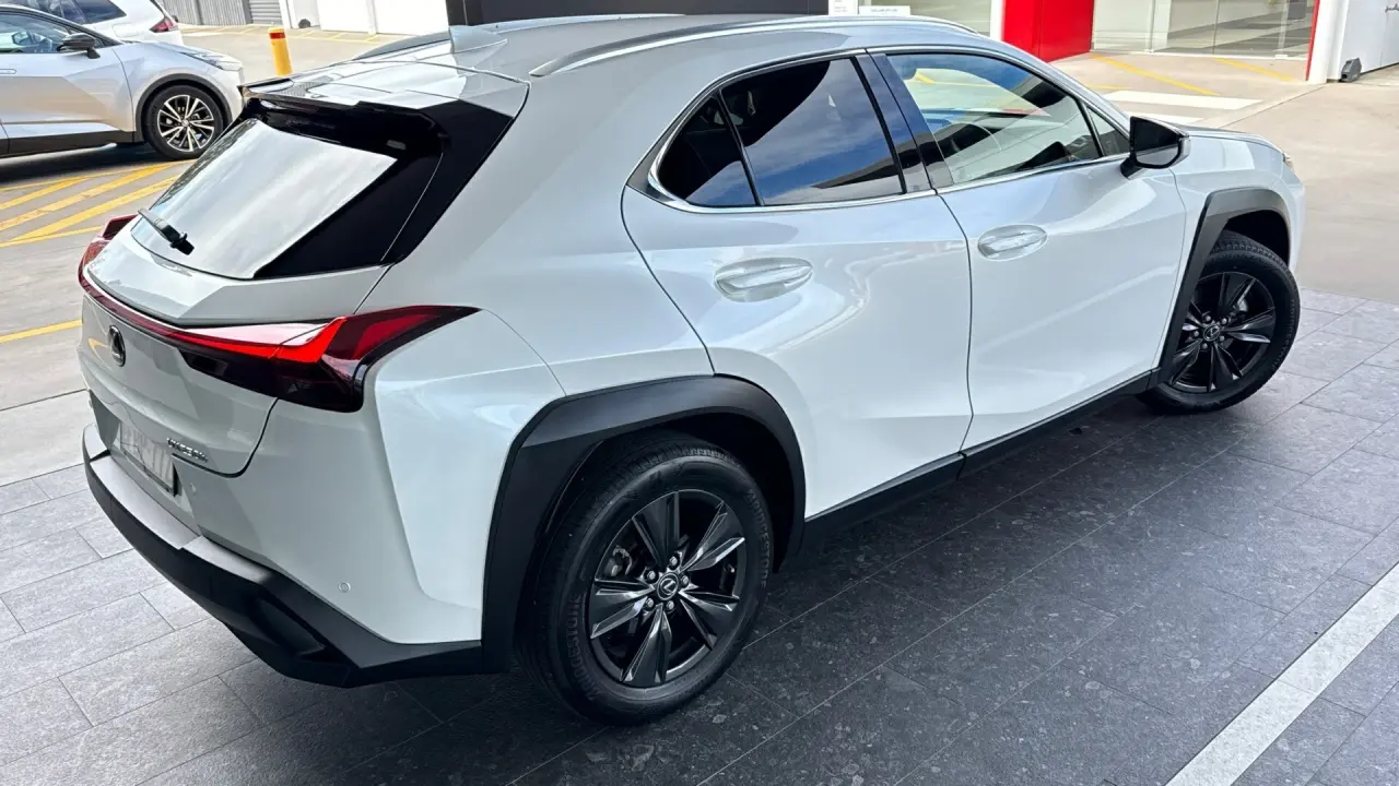2023 Lexus UX250H Gallery Image 4