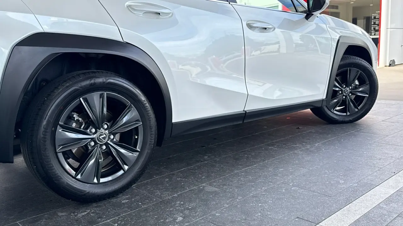 2023 Lexus UX250H Gallery Image 5