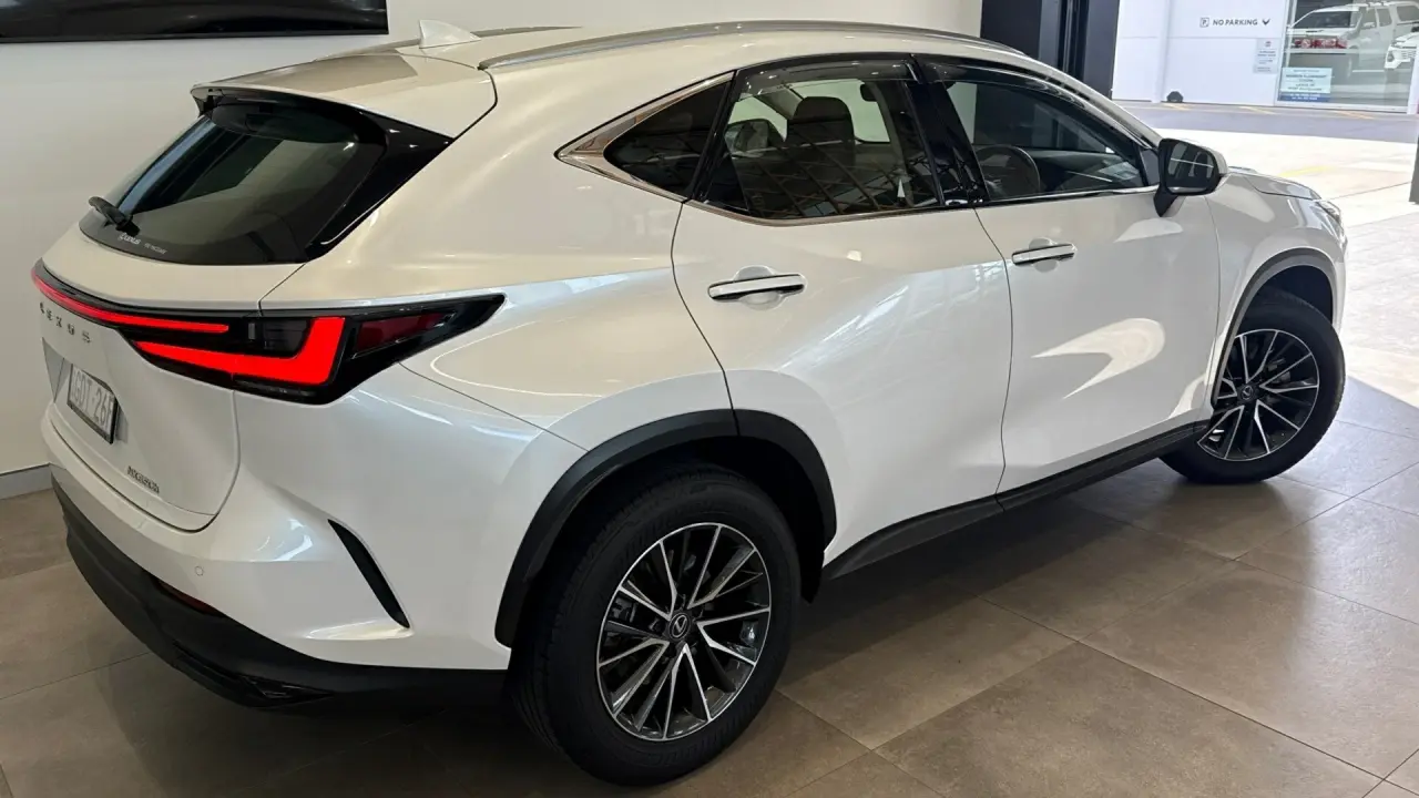 2024 Lexus NX350H Gallery Image 4