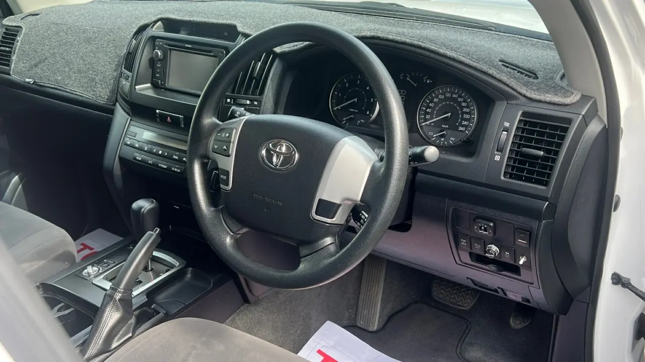 2015 Toyota Landcruiser Image 8
