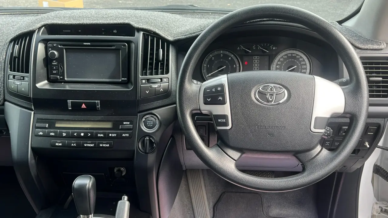 2015 Toyota Landcruiser Image 9