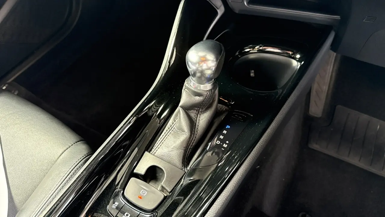 2017 Toyota C-HR Gallery Image 18