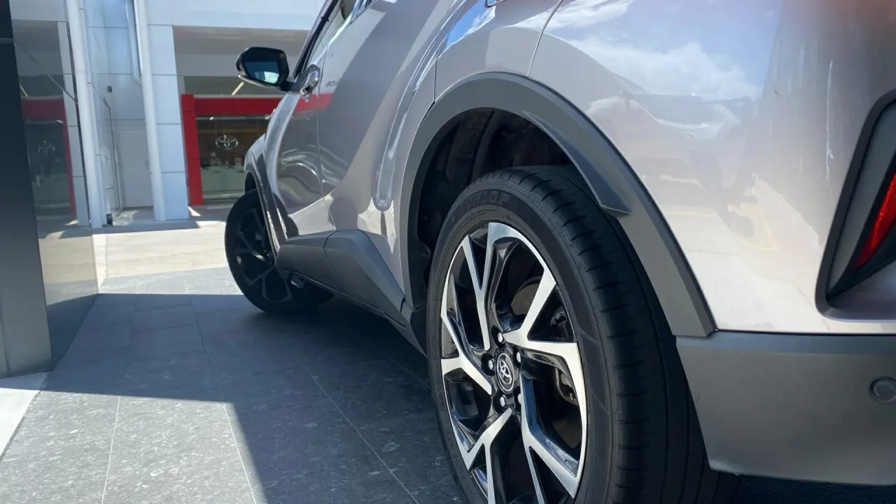 2017 Toyota C-HR Gallery Image 23