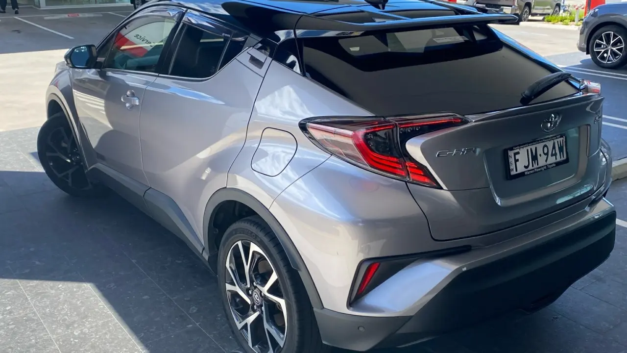 2017 Toyota C-Hr Gallery Image 4