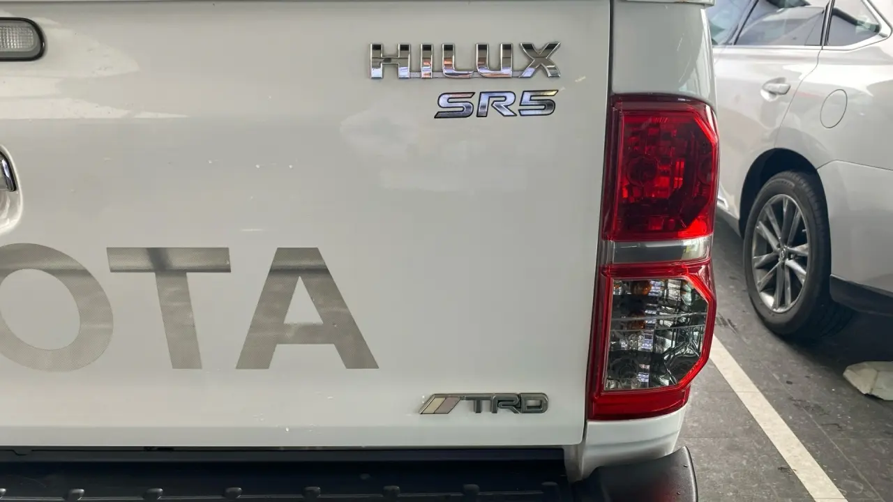 2014 Toyota Hilux Image 16