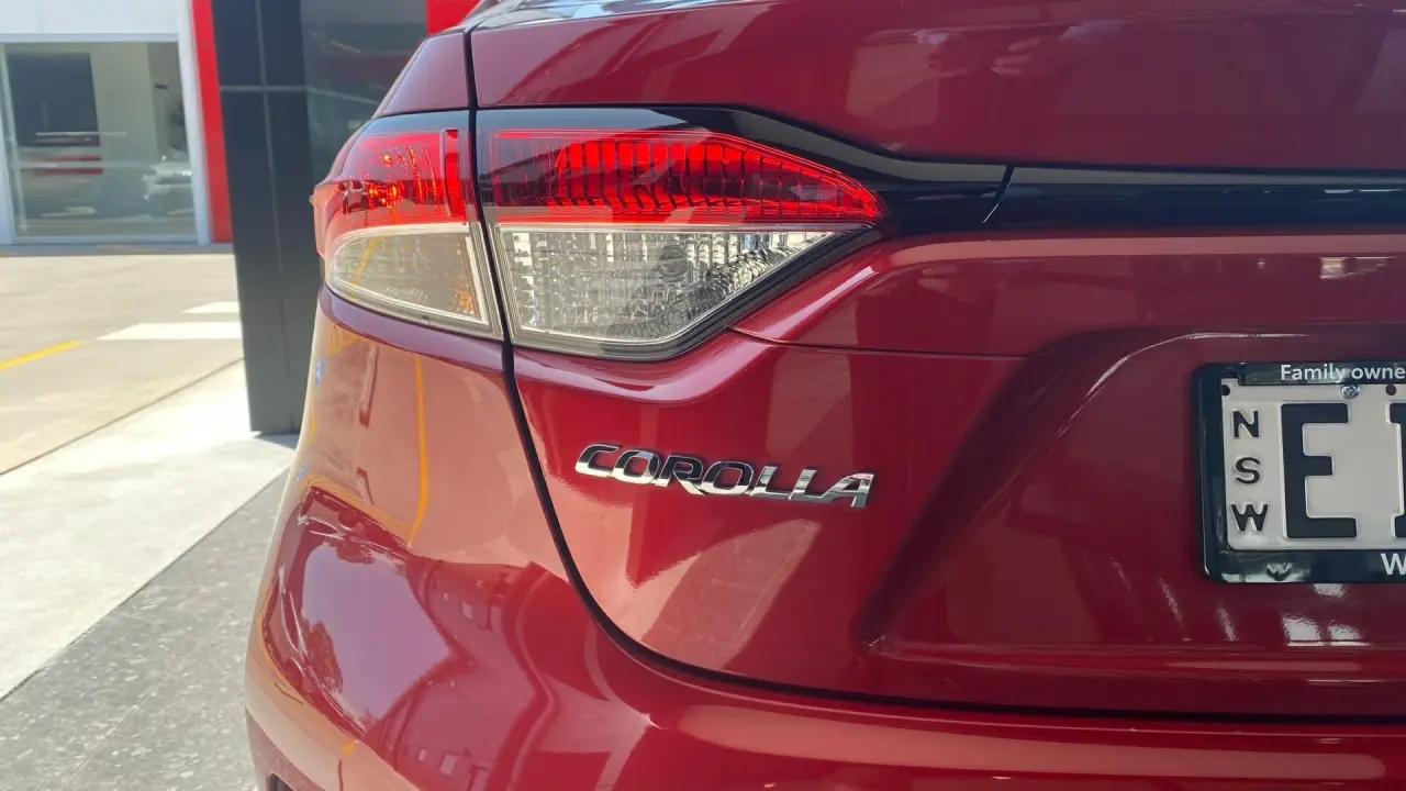 2020 Toyota Corolla Sedan Hybrid Gallery Image 6