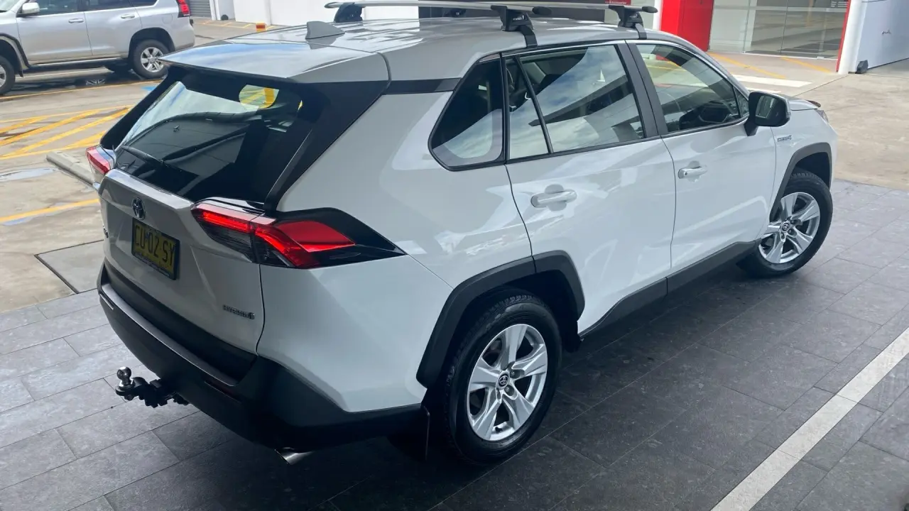 2019 Toyota Rav4 Hybrid Gallery Image 8