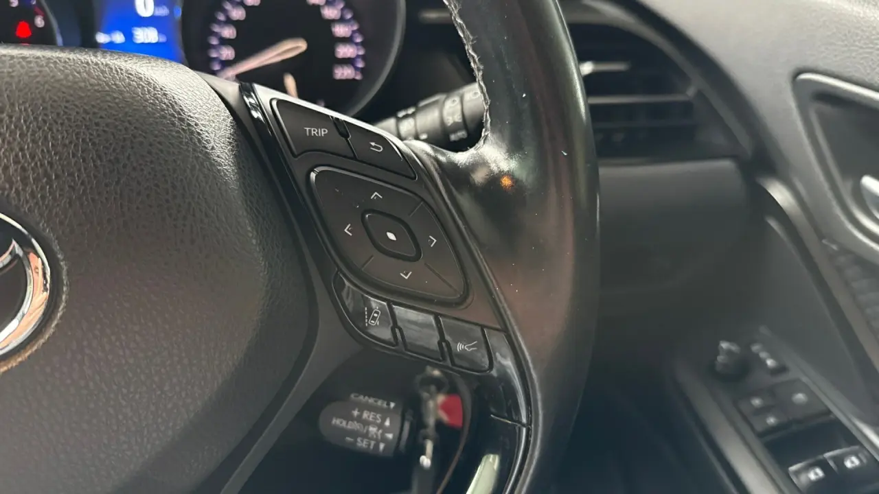 2018 Toyota C-HR Gallery Image 10