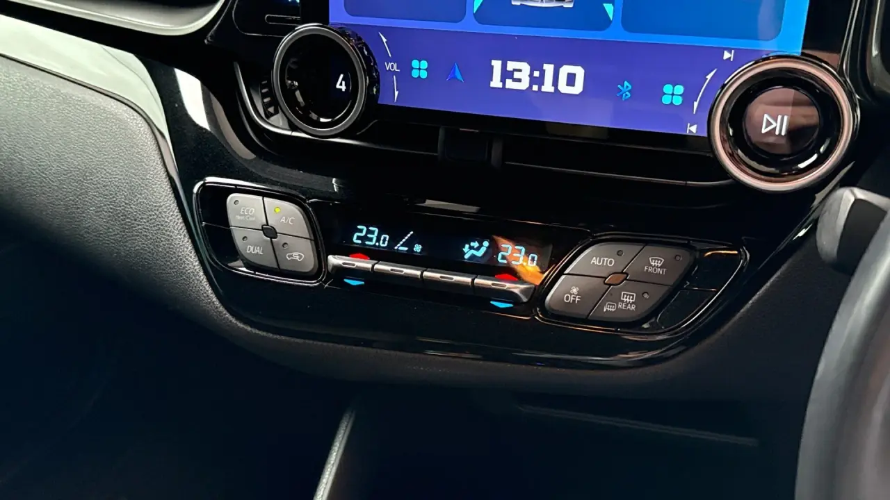2018 Toyota C-HR Gallery Image 15