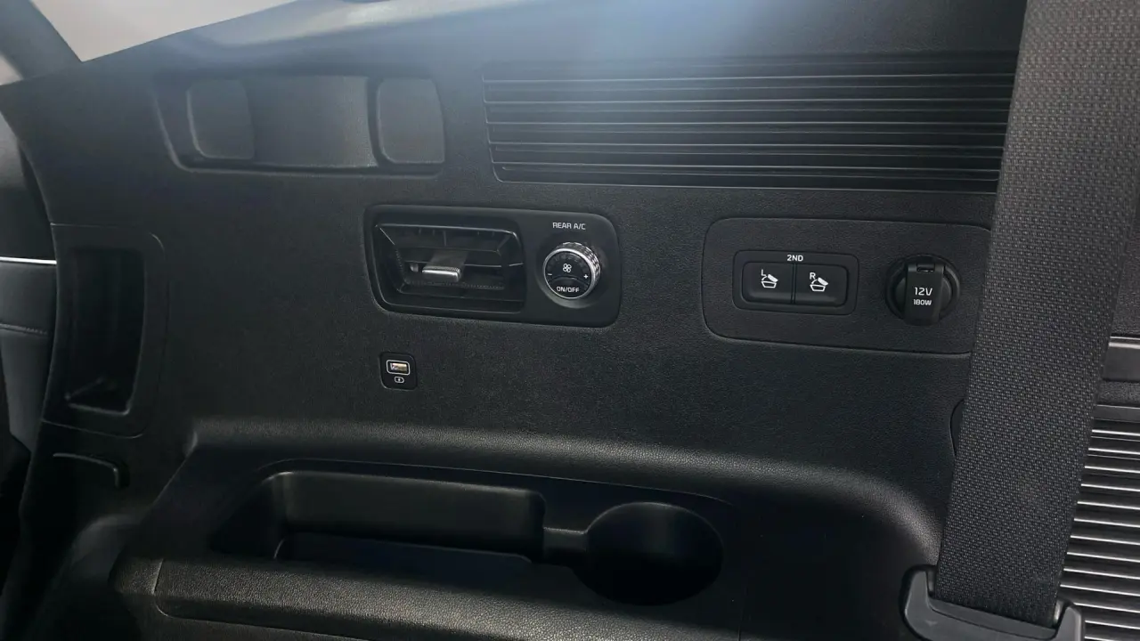2021 KIA SORENTO Gallery Image 24