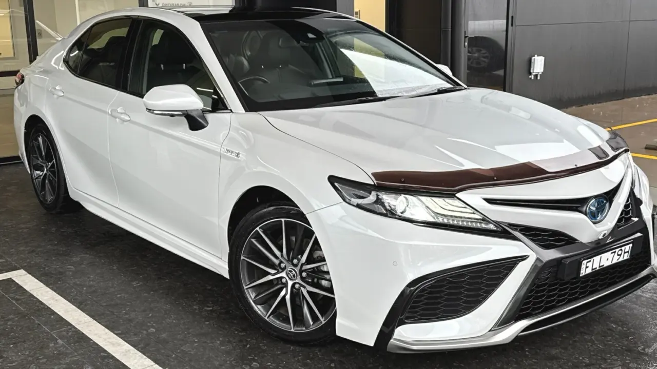 2021 Toyota Camry Hybrid Gallery Image 1